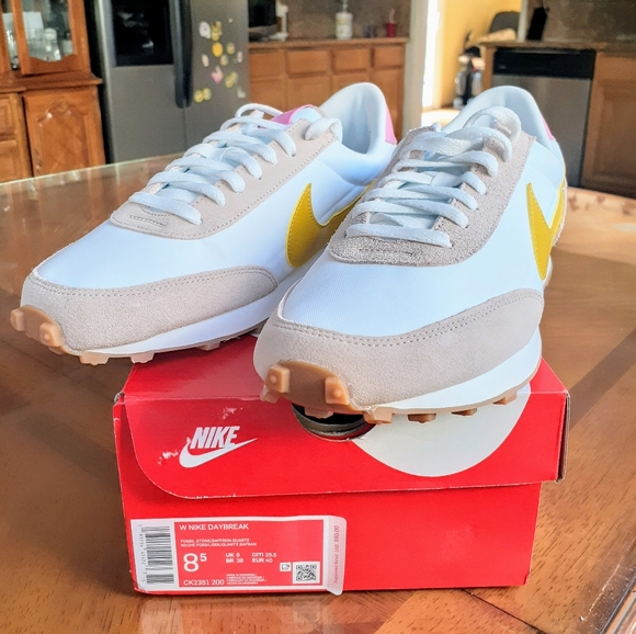 nike women's daybreak fossil stone